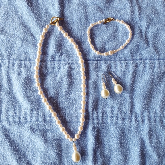 Jewelry - 3 Piece Pearl Jewelry Set